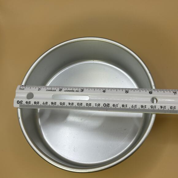 1 Wilton Performance Pans 6” x2” Round Aluminum Cake Pan Pre-owned - Picture 2 of 11